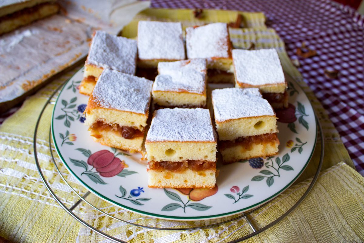 Apple And Raisins Tray Cake Prajitura Turnata Cu Mere Delicious Romania